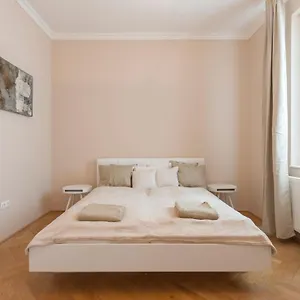  Apartament Opera & Basilica 2 Bedrooms With Balcony